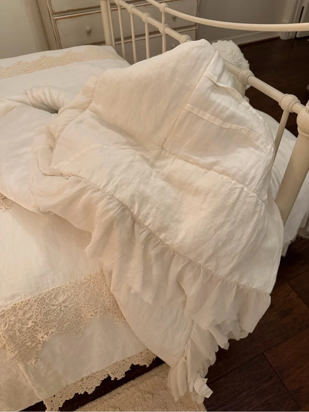 Bella Notte Valentina Ruffled Throw Comforter in Winter White-
